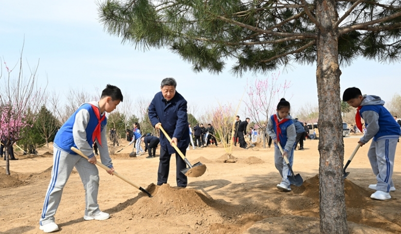 习近平在参加首都义务植树活动时强调 汇聚共建美丽中国磅礴力量 让祖国大地更加绿意盎然生机勃发