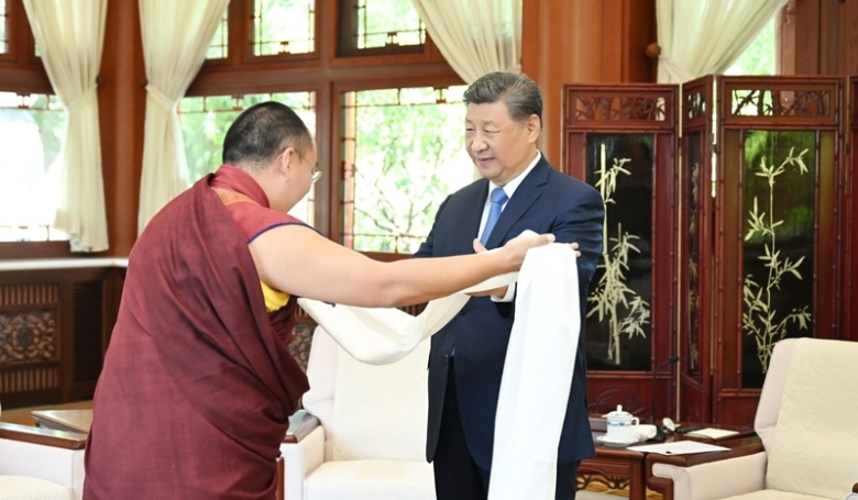 习近平接受班禅额尔德尼·确吉杰布拜见