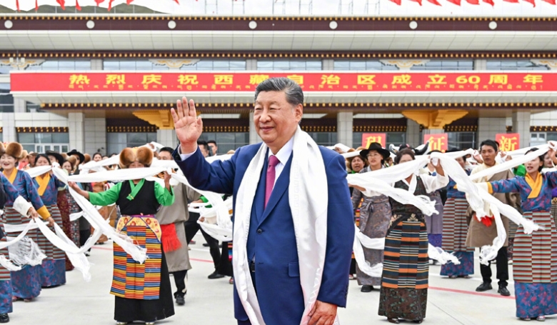 快讯：习近平率中央代表团抵达拉萨出席西藏自治区成立60周年庆祝活动
