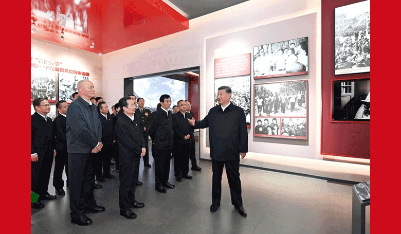 习近平参观新疆维吾尔自治区成立70周年主题成就展