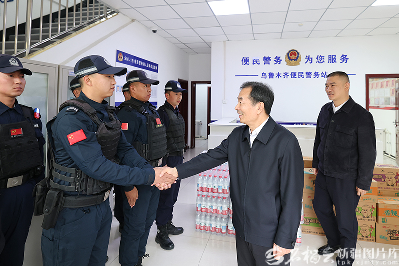 陈小江看望慰问节日期间坚守岗位的一线政法干警时强调
坚守为民情怀 营造平安祥和的社会环境和节日氛围