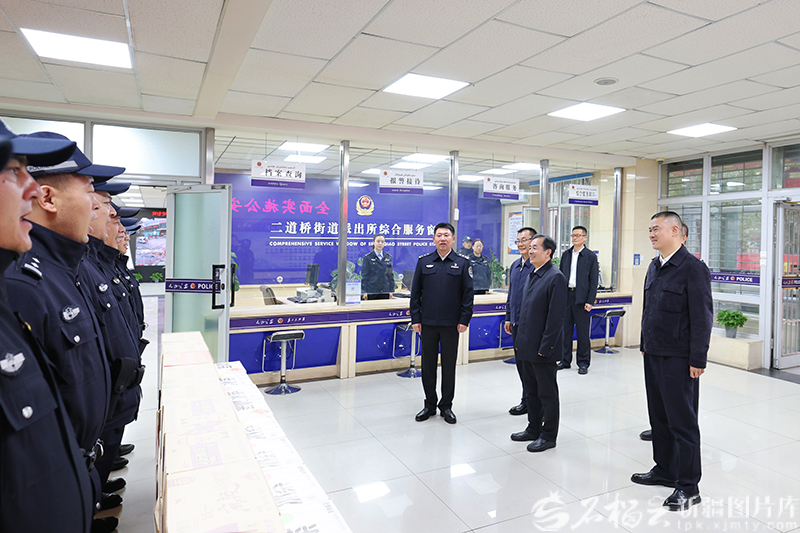 陈小江看望慰问节日期间坚守岗位的一线政法干警时强调
坚守为民情怀 营造平安祥和的社会环境和节日氛围