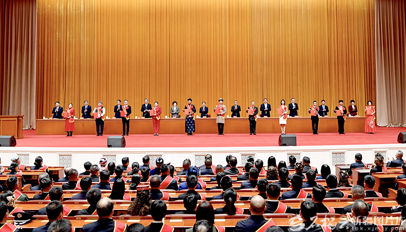自治区第九次民族团结进步表彰大会举行